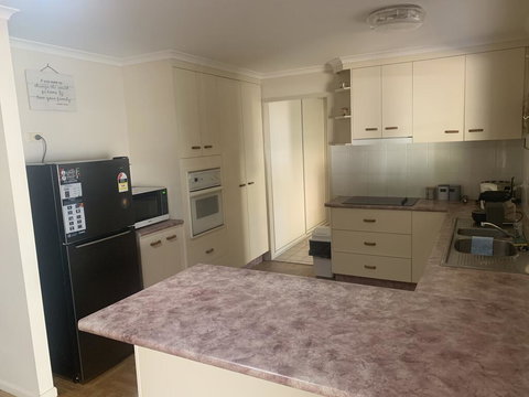 Gin Gin Budget Accommodation - Sunshine Coast Tourism 3