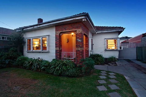 GIRLS ONLY. Large Bedroom With KING Bed, Close To Everything - Sunshine Coast Tourism 2