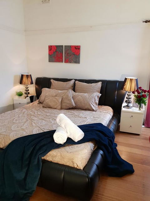 GIRLS ONLY. Large Bedroom With KING Bed, Close To Everything - Sunshine Coast Tourism 0