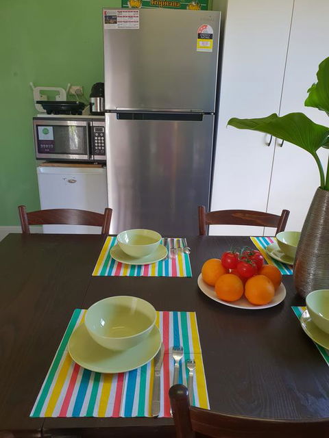 GIRLS ONLY. Large Bedroom With KING Bed, Close To Everything - Sunshine Coast Tourism 3
