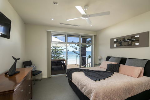 Glenelg Absolute Beachfront - One Of Only Two Homes - Sunshine Coast Tourism 3