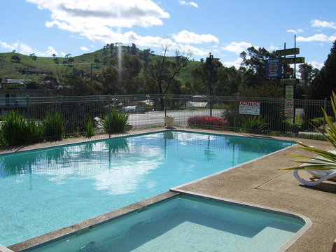 Golden Chain Garden Motor Inn Gundagai - Holiday Sunshine Coast 1