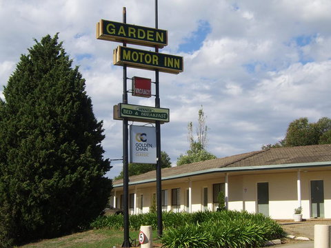 Golden Chain Garden Motor Inn Gundagai - Holiday Sunshine Coast 0