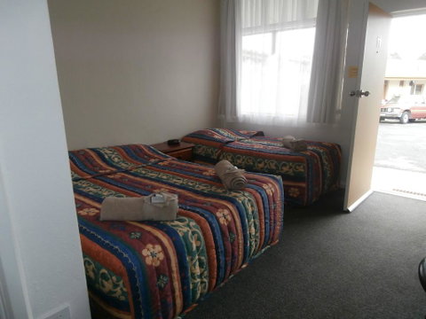 Golden Hills Motel - Sunshine Coast Tourism 3