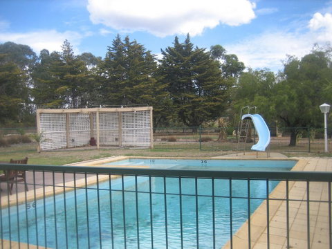 Golden Hills Motel - Sunshine Coast Tourism 0