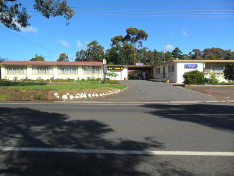 Golden Hills Motel - Sunshine Coast Tourism 1