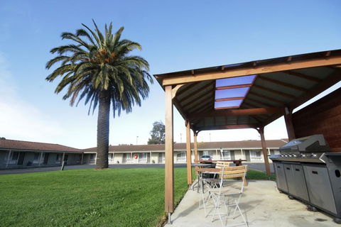 Golden Palms Motel - Sunshine Coast Tourism 0