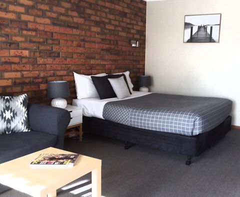 Golden Palms Motel - Sunshine Coast Tourism 1