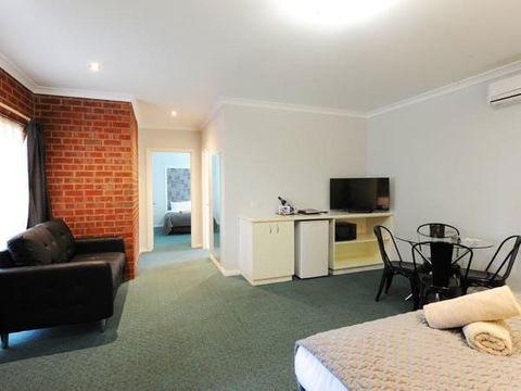 Golden Reef Motor Inn - Sunshine Coast Tourism 1