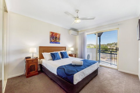 Golden Riviera Absolute Beachfront Resort - Sunshine Coast Tourism 3