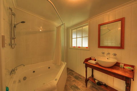 Grace's Spa Cottage - Sunshine Coast Tourism 3