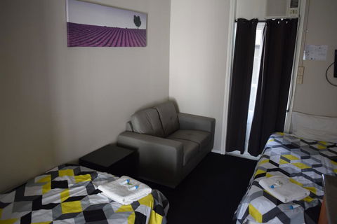 Grand Hotel Mount Morgan - Sunshine Coast Tourism 0