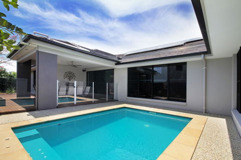Grand Parade - Sunshine Coast Tourism 0