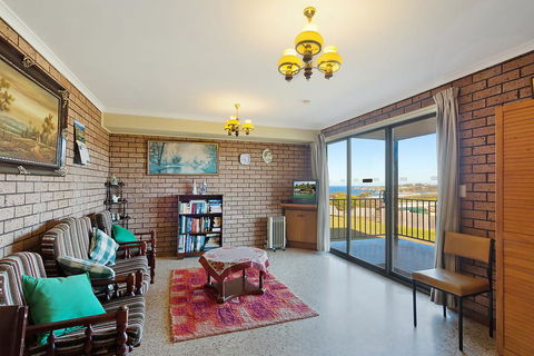 Grandview Apartment - Ocean Views - Holiday Sunshine Coast 0