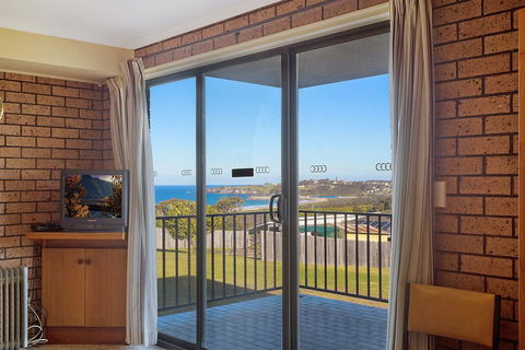 Grandview Apartment - Ocean Views - Holiday Sunshine Coast 1