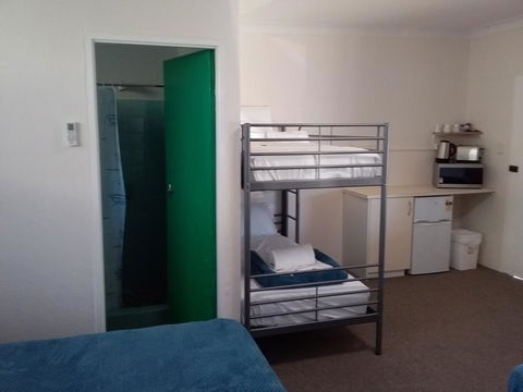 Green Door Motel - Sunshine Coast Tourism 1
