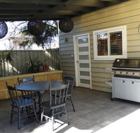 Guesthouse with Pool  BBQ - 10 kms from CBD - Holiday Sunshine Coast