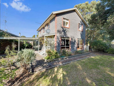 GUMS & ROSES - Family Home In The Heart Of Town. - Sunshine Coast Tourism 1