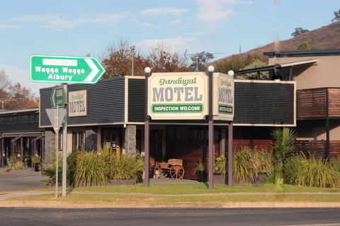 Gundagai Motel - Holiday Sunshine Coast 0