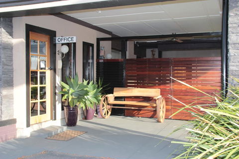 Gundagai Motel - Holiday Sunshine Coast 1