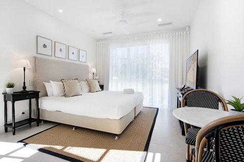 Hamptons Style 2 Bedroom Executive Luxury Apartment - Holiday Sunshine Coast 1