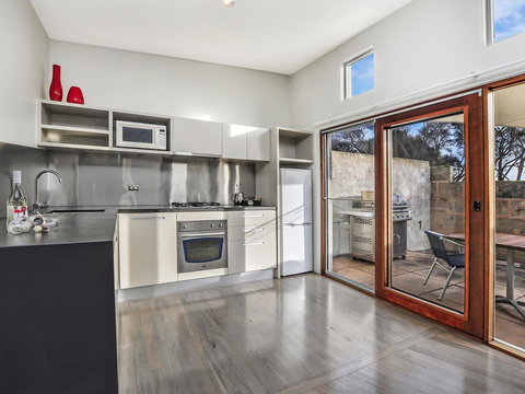 HEARN'S BEACHSIDE VILLA 2 - Holiday Sunshine Coast 1