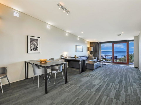 HEARN'S BEACHSIDE VILLA 2 - Holiday Sunshine Coast 2