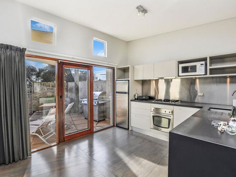HEARN'S BEACHSIDE VILLA 3 - Holiday Sunshine Coast 2