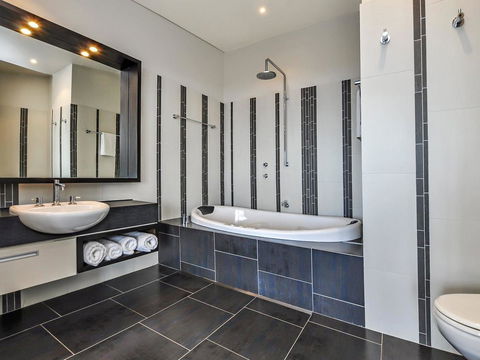 HEARN'S BEACHSIDE VILLA 3 - Holiday Sunshine Coast 3