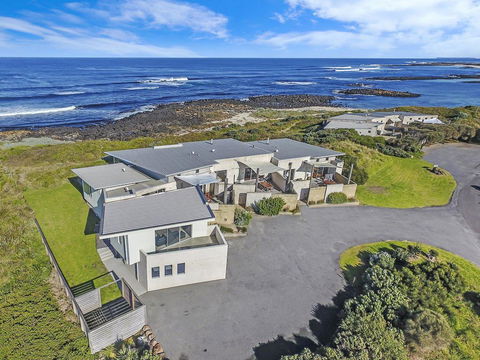 HEARN'S BEACHSIDE VILLA 3 - Holiday Sunshine Coast 0