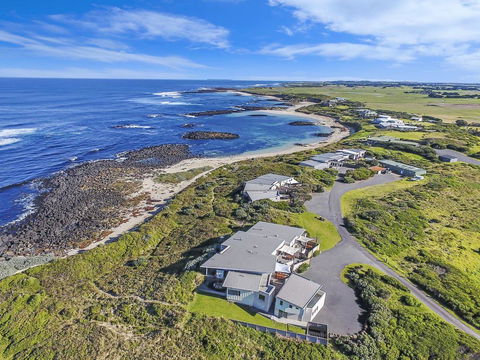HEARN'S BEACHSIDE VILLA 3 - Holiday Sunshine Coast 1