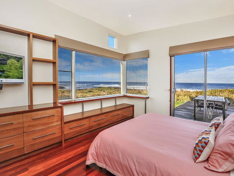 HEARN'S BEACHSIDE VILLA 9 - Holiday Sunshine Coast 3