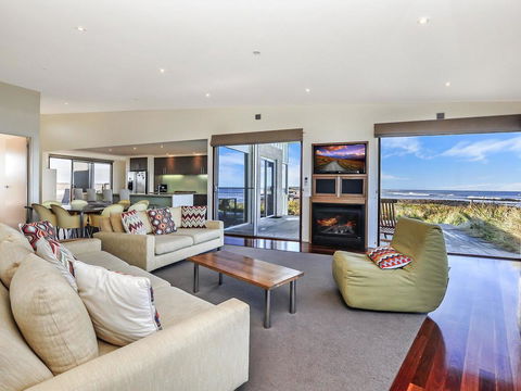 HEARN'S BEACHSIDE VILLA 9 - Holiday Sunshine Coast 2