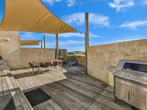 HEARN'S BEACHSIDE VILLA 9 - Holiday Sunshine Coast 1