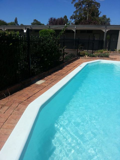 Hermitage Motel - Sunshine Coast Tourism 3