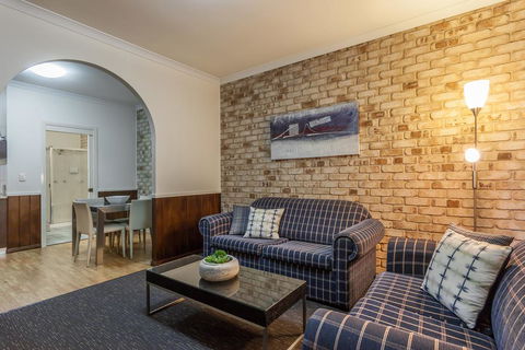 Highlander Motor Inn - Sunshine Coast Tourism 3