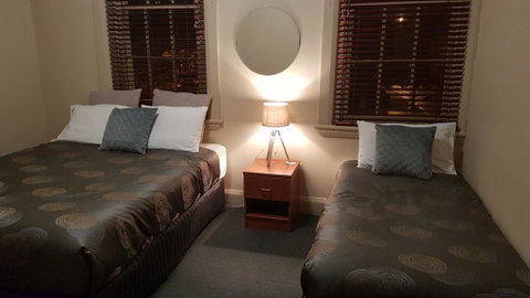 Highlands Hotel - Sunshine Coast Tourism 1
