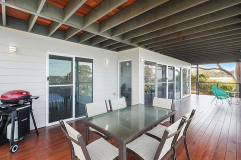 Hillcrest Views Of Wagonga - Holiday Sunshine Coast 3