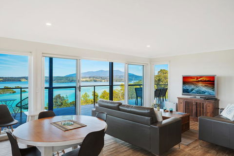 Hillcrest Views Of Wagonga - Holiday Sunshine Coast 1