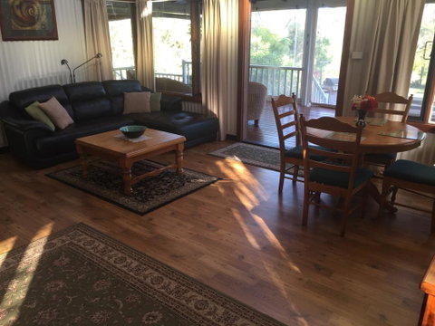 Hillview Chalet - Sunshine Coast Tourism 3