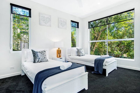 HOLIDAY HOME - 6 BEDROOMS CLOSE TO TOWN - Holiday Sunshine Coast 1