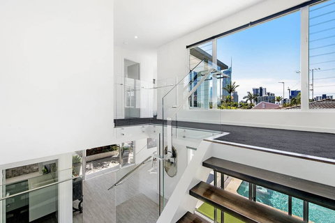 HOLIDAY HOME - 6 BEDROOMS CLOSE TO TOWN - Holiday Sunshine Coast 2