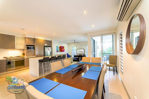 Holiday Home Bayhill Manor - Sunshine Coast Tourism 3