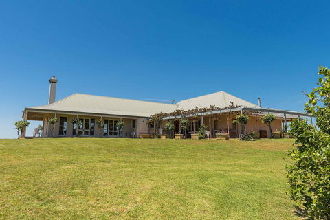 Holman Estate - Holiday Sunshine Coast 1