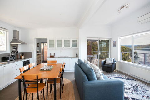 Home On The Water 21 Evans St Lake Conjola - Sunshine Coast Tourism 1