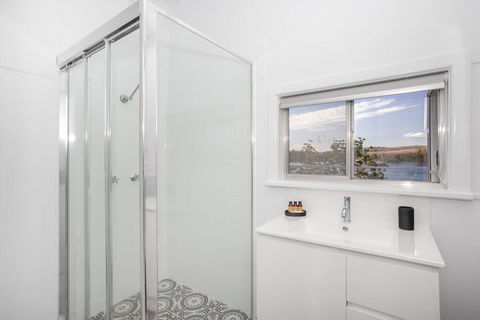 Home On The Water 21 Evans St Lake Conjola - Sunshine Coast Tourism 2