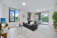 HomeHotel walking distance to Train and Westfield.