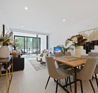 HomeHotel-New and walking to shoppingSuper clean - Holiday Sunshine Coast