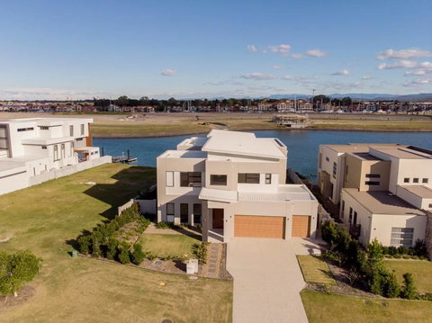 HomePlus - Luxury Living In Sanctuary Cove - Sunshine Coast Tourism 1