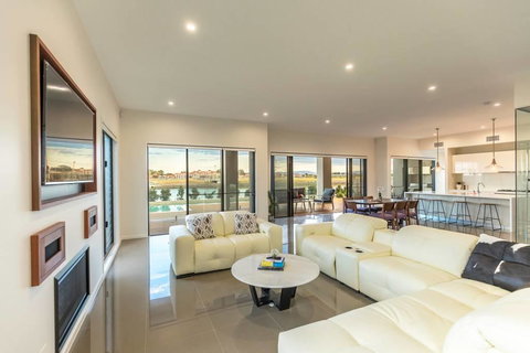 HomePlus - Luxury Living In Sanctuary Cove - Sunshine Coast Tourism 2